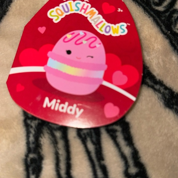 Middy the macaroon valentines squishmallow clip NWT - Picture 3 of 5